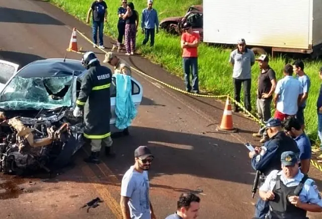 Grávida morre em batida frontal de carro com furgão de prefeitura em MS