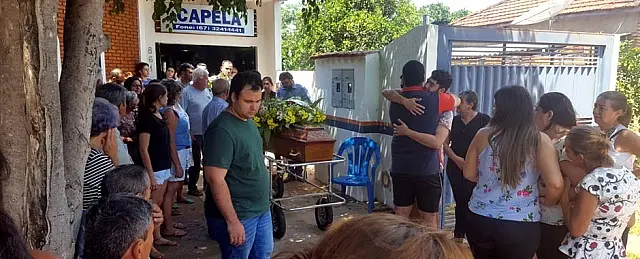No 'adeus' ao ex-presidente da OAB, família e amigos demonstram revolta com homicídio