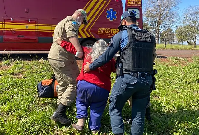 Casal de idosos é socorrido após pneu estourar e veículo cair em barranco