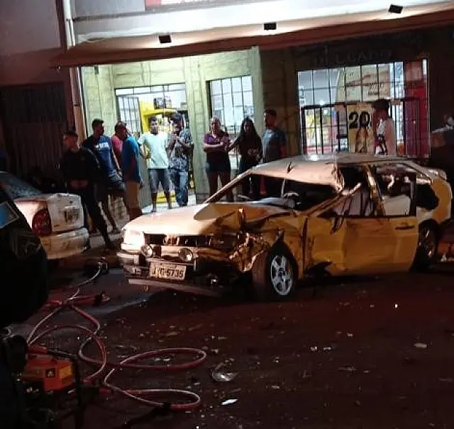 Acidente envolvendo 3 carros deixa vítimas presas às ferragens