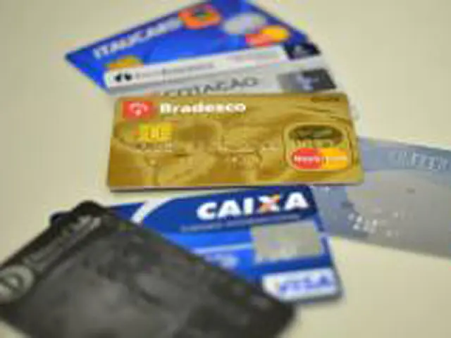 Endividamento das famílias cai 2,2 pontos percentuais em um ano