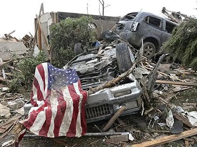 Autoridades confirmam 24 mortes após grande tornado em Oklahoma
