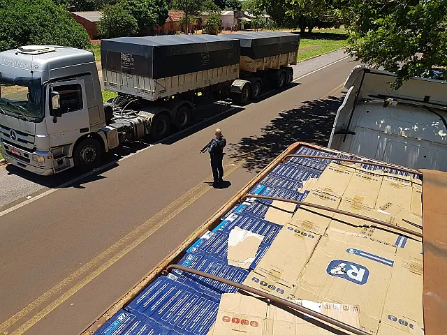 PM apreende carretas com 80 mil pacotes de cigarro em Boqueirão