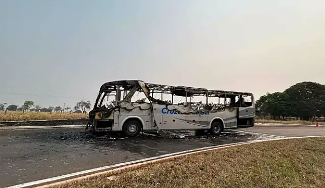 Pane elétrica causa incêndio e destrói ônibus em Campo Grande