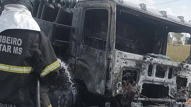 Incêndio destrói caminhão carregado de cilindros de oxigênio e na BR-060