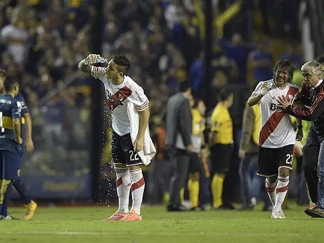 Duelo entre Boca e River é suspenso após confusão com spray de pimenta
