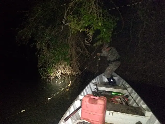 Pescadores são supreendidos armando redes no rio Miranda