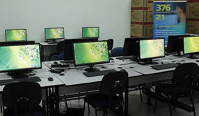 Reinaldo Azambuja entrega 376 computadores para melhorar aprendizado dos alunos