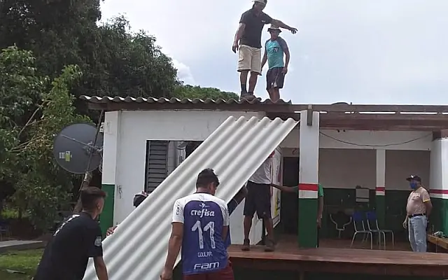 Após temporal, Aldeia Taboquinha faz reparo em telhado de escola