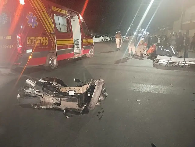 Colisão entre carro e moto deixa dois feridos no centro de Corumbá