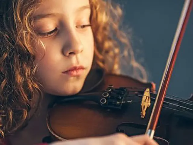 Estudar música na infância melhora a forma como o cérebro processa sons na velhice
