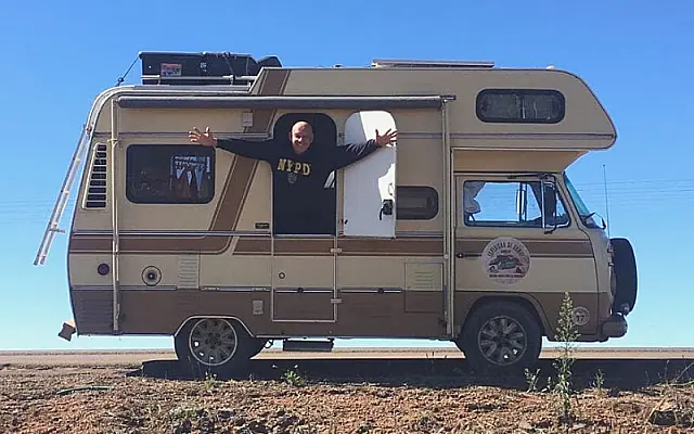 Guilherme trocou rotina pacata por vida de nômade com ajuda de sua "dengosa cremosa" sobre rodas