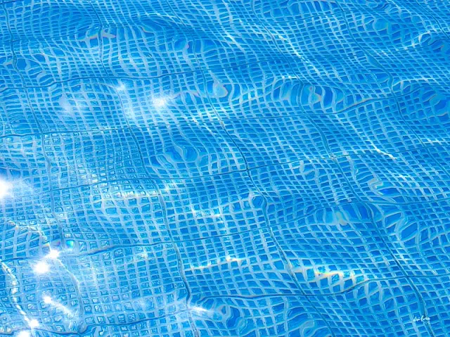 Para fugir do calorão, garotos invadem casa de policial para banho de piscina e acabam na delegacia