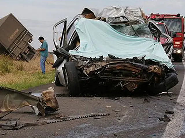 Acidente entre bitrem e carro na BR-163 mata motorista e carona