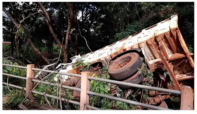 Motorista cai com caminhão dentro e córrego em MS