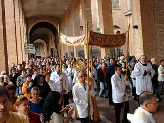 Fiéis formam filas à espera de senhas para assistir à missa de amanhã em Aparecida