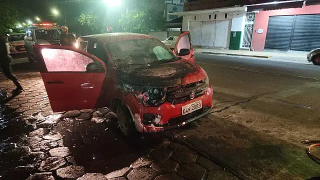 Bombeiros controlam incêndio em veículo no centro de Corumbá