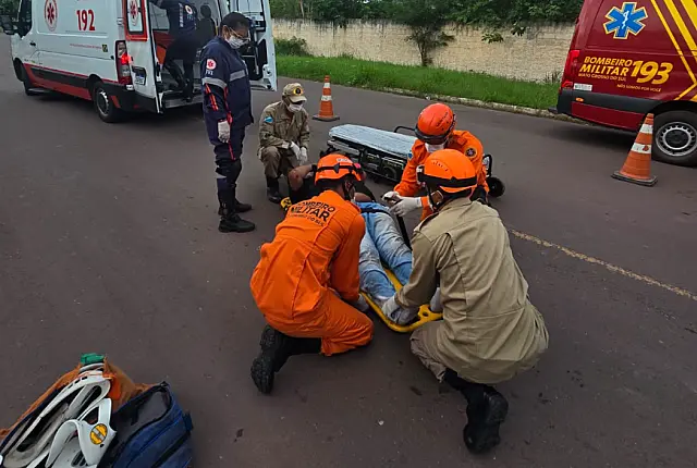 Colisão entre motocicletas deixa ferido e condutor foge sem prestar socorro em Corumbá
