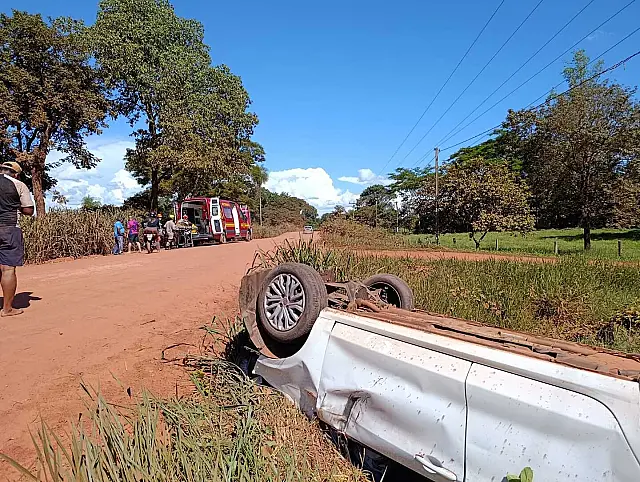 Três pessoas ficam feridas em capotamento na MS-170 em área rural de Anastácio