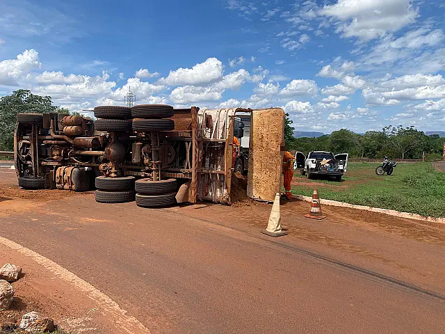 Caminhão tomba e interdita rotatória da BR-262 em Anastácio