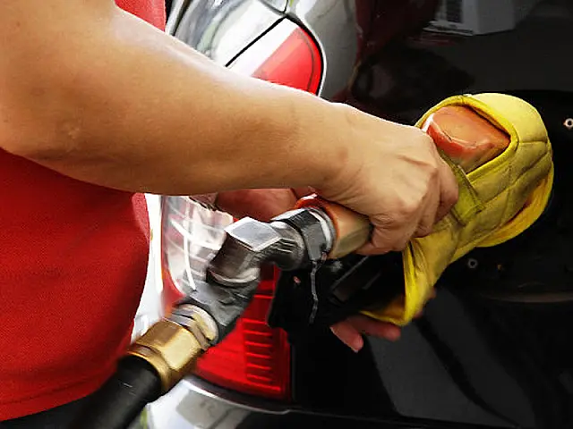 Consumo de combustível no Brasil cai pela 1ª vez em 42 meses