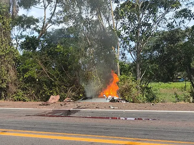 Veículo pega fogo após colisão frontal no novo trevo de Anastácio