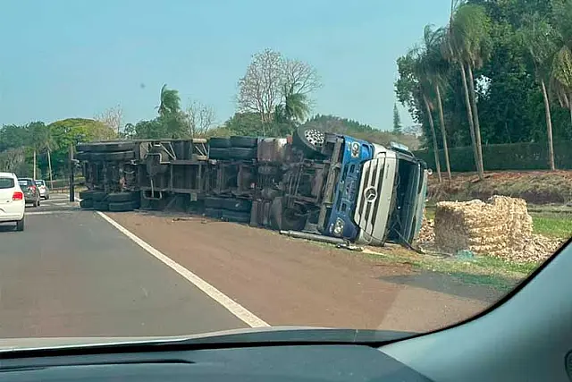 Carreta com silagem tomba em curva da BR-262