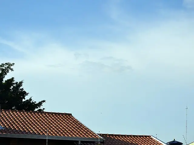 Céu com muitas nuvens e pancadas de chuva estão prevista para hoje