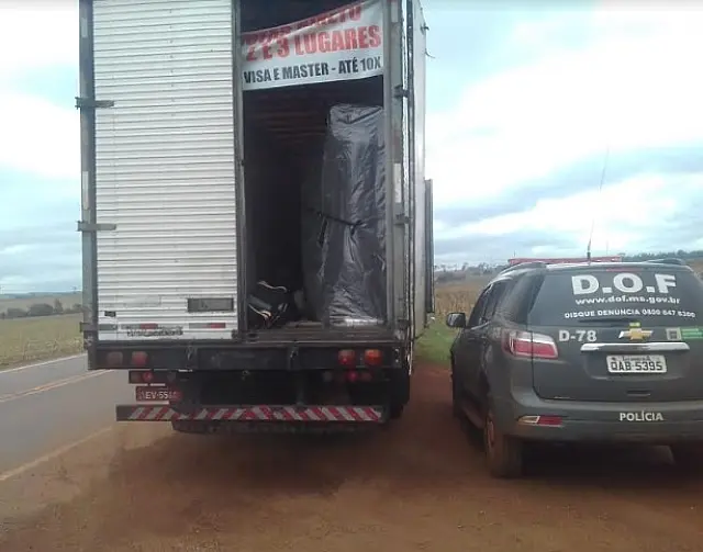 Polícia apreende 1,1 tonelada de maconha em caminhão com sofás