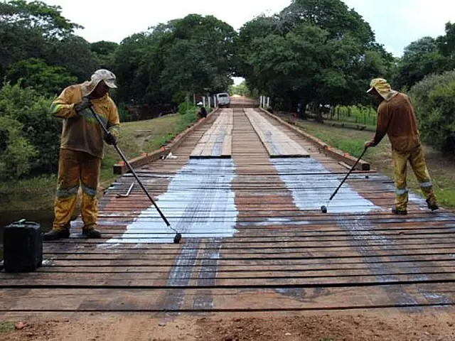 Manutenção permanente da Agesul na Estrada Parque, em Corumbá, beneficia turismo e pecuária