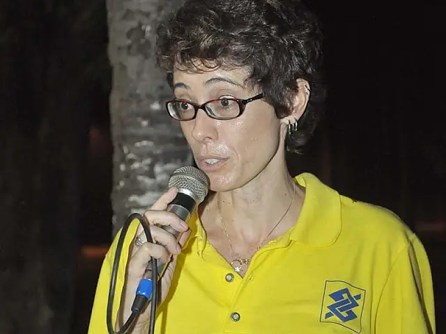 Adriana Behar cumpre agenda e distribui autógrafos à população