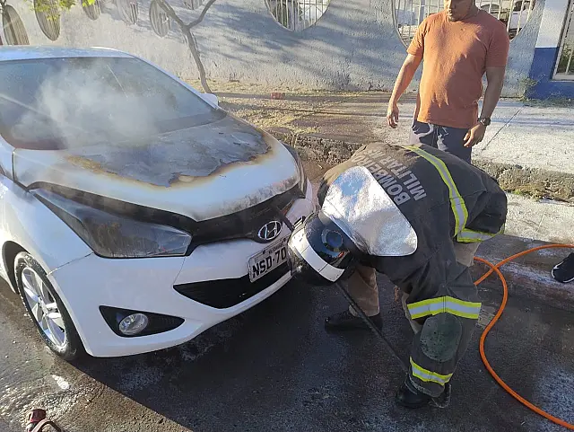 Incêndio atinge motor de veículo no centro de Corumbá