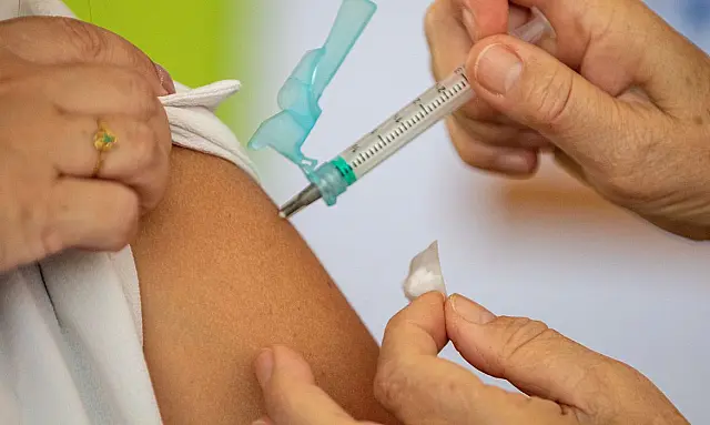 Vacina bivalente da covid-19 está disponível para públicos prioritários