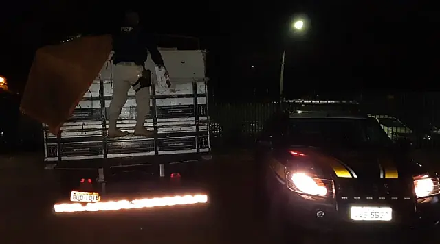 PRF apreende caminhão com 135 mil maços de cigarro em Anastácio