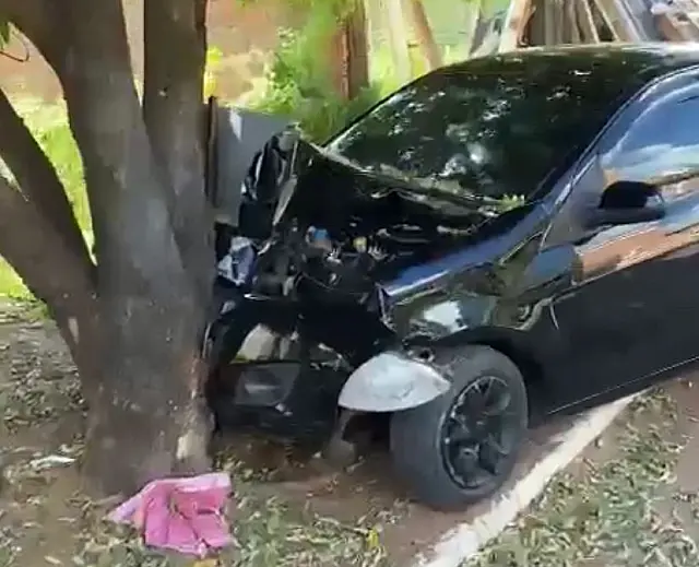 Carro fica destruído após bater em árvore no bairro Alto