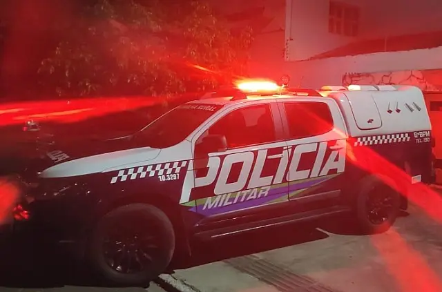 Adolescente bate moto em carro estacionado no Centro de Anastácio