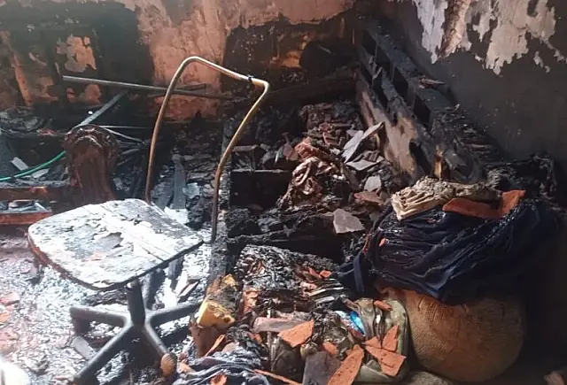 Mãe e filho são hospitalizados após a casa deles pegar fogo na Capital