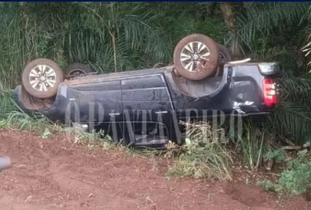 Caminhonete capota na BR-262 em Anastácio