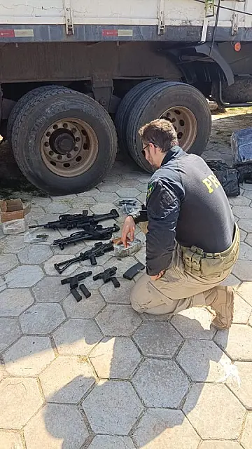 PRF apreende 1,2 tonelada de maconha e arsenal de armas em Santa Rita do Pardo
