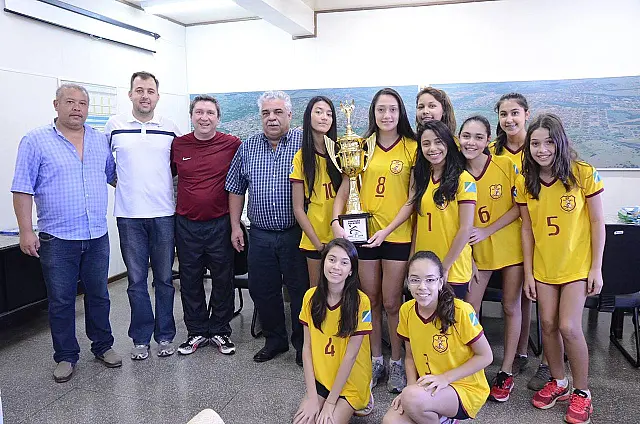 Após título dos Jems, prefeito de Aquidauana recebe equipe de vôlei do Falcão