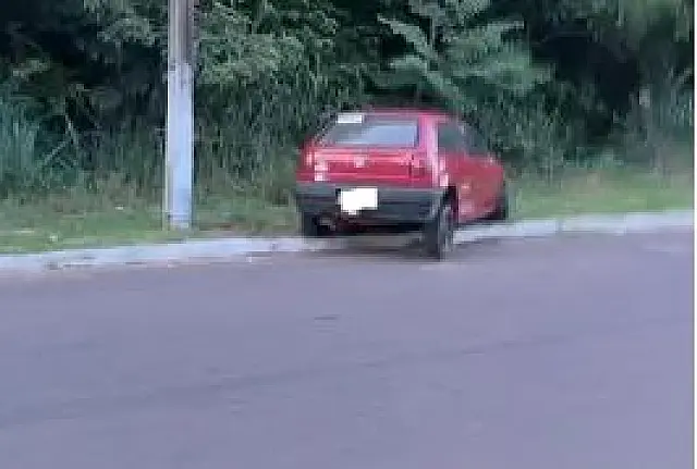 Gol amanhece abandonado na Av da Integração em Anastácio