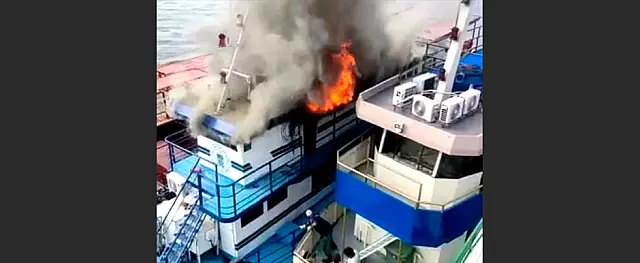 Embarcação da PMA pega fogo durante reparo
