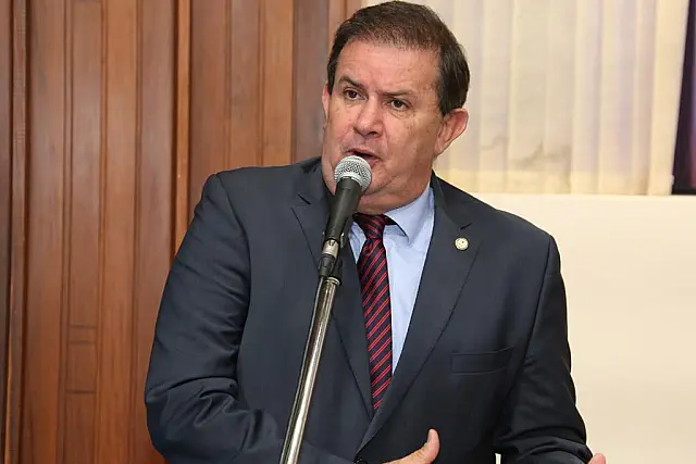 Proibido uso de capacete ou algo que oculte a face em locais abertos ao público