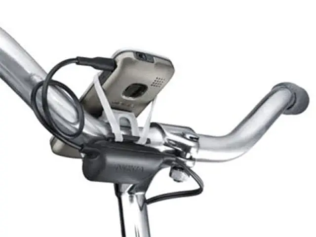 Carregador de celular usa energia da bicicleta