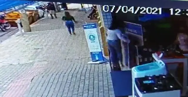 Vídeo: Casal furta televisões de loja no centro da capital, em plena luz do dia