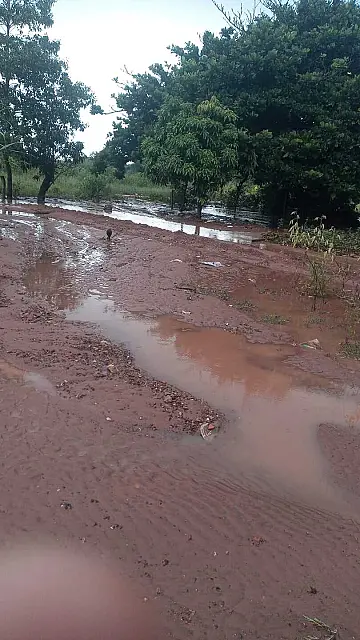 Rua vira rio e água invade casas na Vila Pedreira, em Anastácio