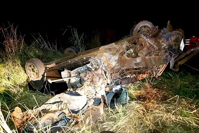 Veículo fica completamente destruído após capotar na MS-475