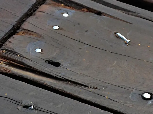 Operários da prefeitura de Anastácio usam pregos e marretas para "reformar" Ponte Velha
