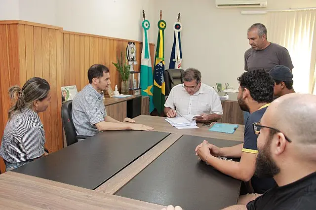 Anastácio retoma obras da rodoviária e do centro esportivo