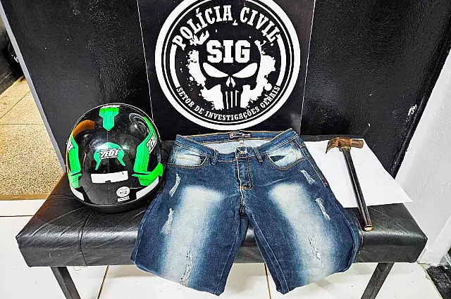 Martelo, capacete e cacos de vidro são encontrados na casa de casal suspeito de furtos em loja